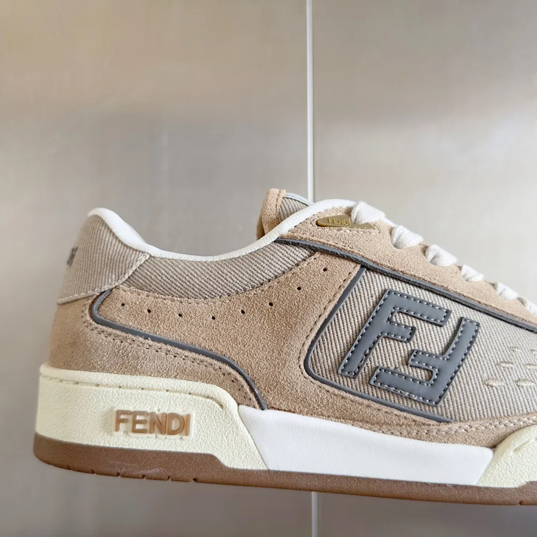 Top version: Couple model, cloth cover 700💰 Fendi Fendi match series Couple model, film, casual sports shoes, sneakers, original purchase, development and production of these FENDI Match lace-up sports shoes. Small perforations accent the upper. Made of white leather with beige suede details. Matcha green leather FF applique. Rubber sole with FENDI lettering on the side. Comes with exquisite packaging at the counter 🛍📦 ▪️ Fabric: Original custom imported first-layer cowhide ▪️ Lining: Imported custom breathable mesh ▪️ Sole: Original molded TPU two-color combination sole ▪️ Sole thickness: 3CM ▪️ Size: Women's 35-41 / Men's 39-45